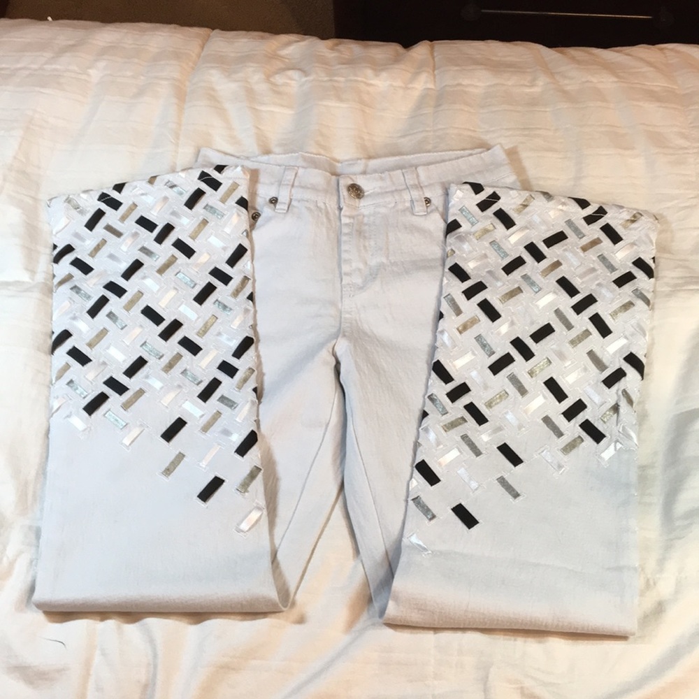 DG2 women’s white jeans with woven design.